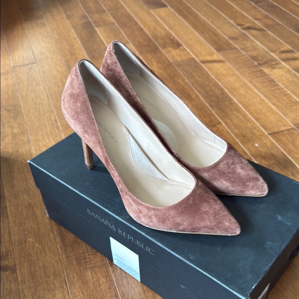 Banana Republic Women's Tan Suede Heels